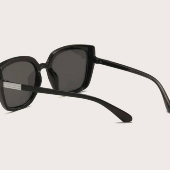 Stylish Cateye Black Sunglasses - Picture 3 of 4